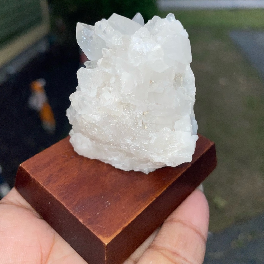 Clear quarts with stand